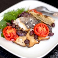 Жареный хек с белыми грибами, запеченным фенхелем, сладким луком и помидорами