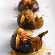 Жареный инжир с сыром горгонзола и медово-уксусным соусом