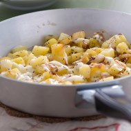 Жареный картофель с фетой и орегано