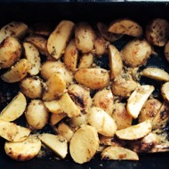 Жареный картофель в горчице, чесноке и орегано