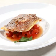 Жареный лосось под соусом сальса