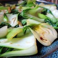 Жареный пак-чой с зеленым луком и имбирем