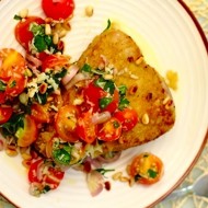 Жареный панированный тунец с салатом из помидоров и трав