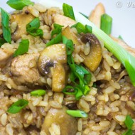 Жареный рис с курицей и грибами