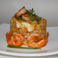 Жареный рис с курицей и креветками по-тайски