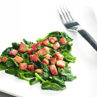 Жареный шпинат с беконом и чесноком по-китайски