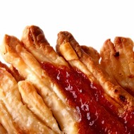 Жареный в тесте камамбер с клюквенным джемом