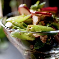 Жареный зеленый горошек с редисом и кешью