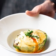 Жареное авокадо с крабом и яйцом пашот