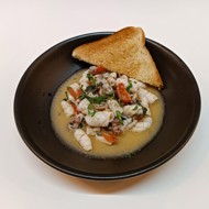 Жареные кальмары с чесноком и петрушкой