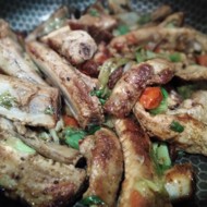 Жареные «ледяные» свиные ребра с помидорами