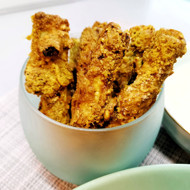 Жареные палочки в кляре из кабачков с чесночным соусом