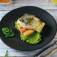 Жареный чир с гороховым пюре