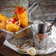 Жареный сулугуни с брусничным соусом от Funny Cabany