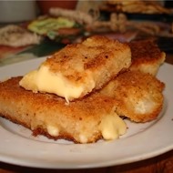 Жареный сулугуни с острой шпинатной пастой