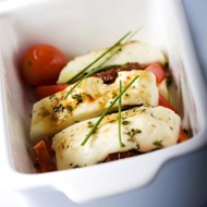 Жареный сыр халлуоми с заправкой из лайма и каперсов