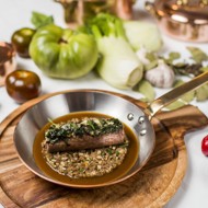 Жаркое из ягненка с вакаме и соусом из белых грибов