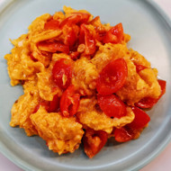 Желтковый скрэмбл с сыром и помидорами