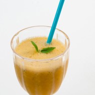 Желтый смузи с яблоками, базиликом и имбирем