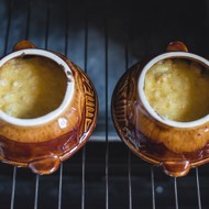 Жюльен с грибами и курицей в глиняных горшочках