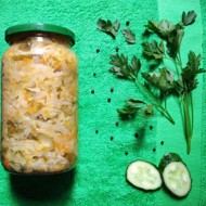 Зимний салат с сельдереем и болгарским перцем