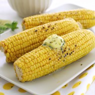 Золотистая кукуруза на гриле в сыре с дольками лайма
