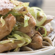 Золотистая курица терияки с жареным луком-пореем