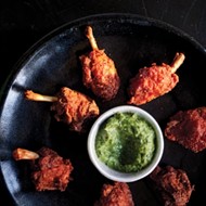 Золотистые куриные крылышки во фритюре