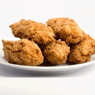 Золотистые куриные кусочки в панировке