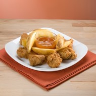 Золотистые куриные кусочки в сухарях с абрикосово-горчичным соусом