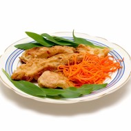 Золотистые кусочки морского языка в тесте с паприкой и солью