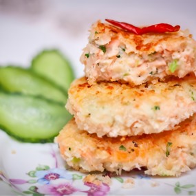 Английские котлеты с лососем, брокколи и картофельным пюре