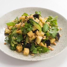 Азиатский салат с хрустящими баклажанами, кинзой  и арахисом