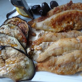 Барабулька  хрустящая на подушке из хумуса