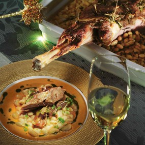 Баранина с розмарином, чесноком, печеной фасолью и перечным соусом