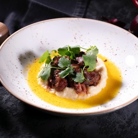 Баранья лопатка в соусе с черным перцем и с пюре из сельдерея и облепихой