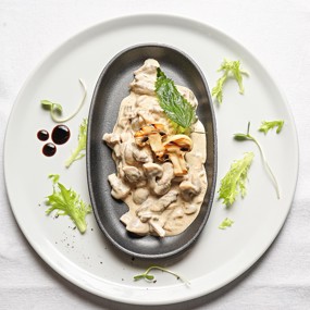 Бефстроганов из телятины с грибами и луком