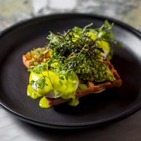 Безглютеновые вафли с авокадо и яйцом пашот