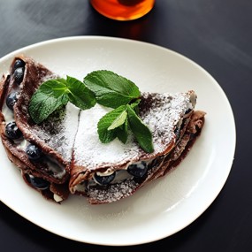 Блины из черемуховой муки с маскарпоне и голубикой