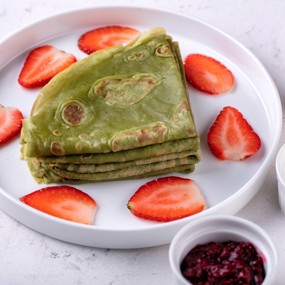 Блины на японском чае матча с клубникой