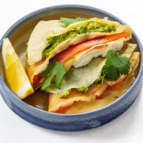 Блины с авокадо и лососем