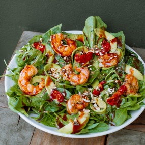 Большой зеленый салат с креветками, авокадо и шиитаке
