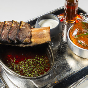 Борщ с копчеными говяжьими ребрами