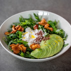 Боул с лисичками, авокадо и семенами льна