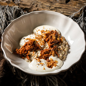 Боул с зелёной гречкой и рваной говядиной