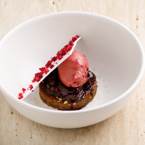 Брауни с шоколадно-свекольным ганашем и соусом из черной смородины