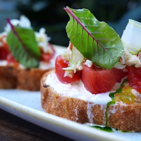 Брускетта с крабом, сыром страчателла и томатами