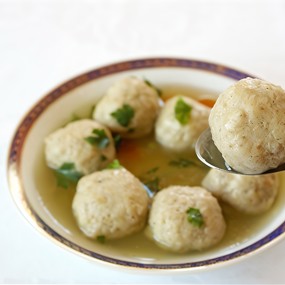 Бульон куриный с клецками из мацы