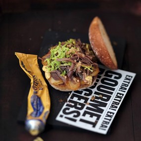 Бургер с утиными ножками конфи