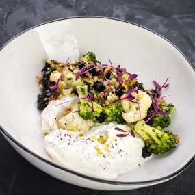 Буррата с салатом из разных круп